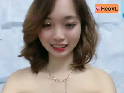 Nữ sinh cấp 3 quay cận cảnh cái lồn to hồng hào