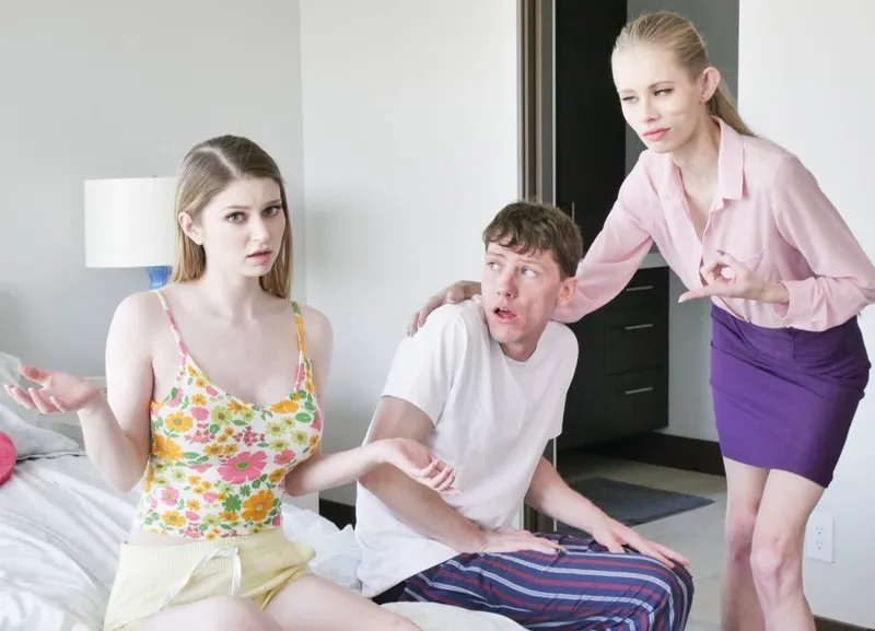 Mẹ kế bắt con gái riêng của người chồng nện với cậu con trai